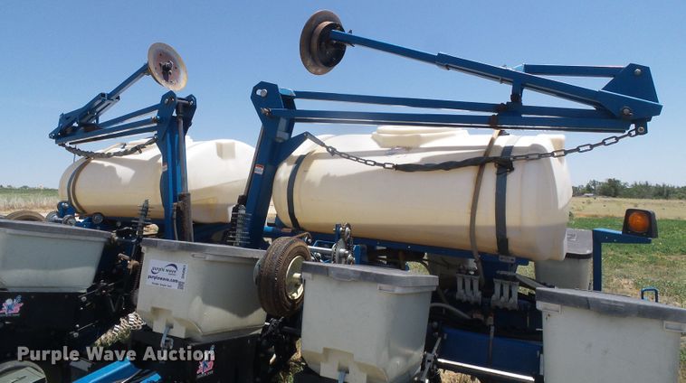 image for item DH4961 2005 Kinze 3200 no-till planter