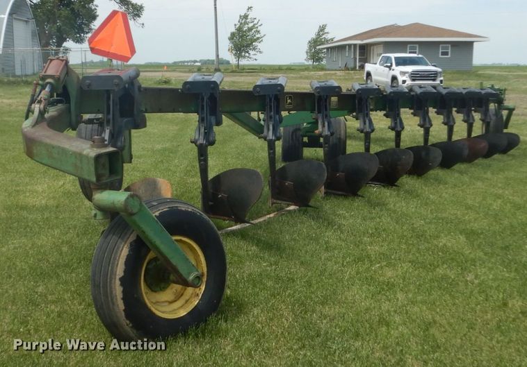 image for item GA9070 John Deere 3700 10 bottom plow
