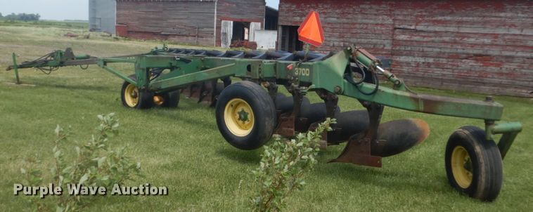 image for item GA9070 John Deere 3700 10 bottom plow