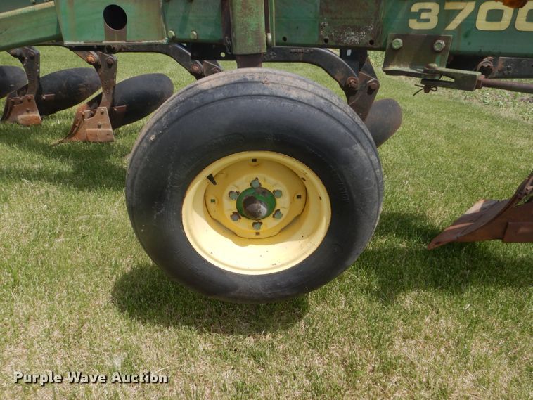 image for item GA9070 John Deere 3700 10 bottom plow