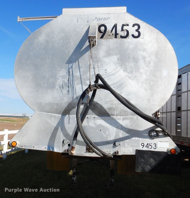 image for item GE9457 1999 Pacer feed delivery trailer