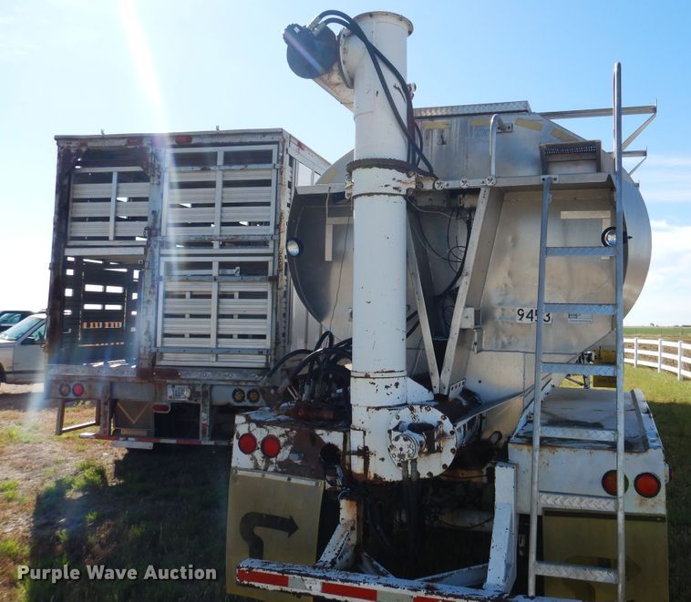 image for item GE9457 1999 Pacer feed delivery trailer