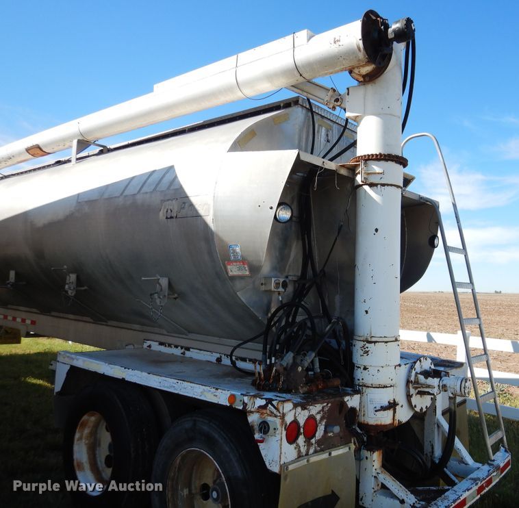 image for item GE9457 1999 Pacer feed delivery trailer