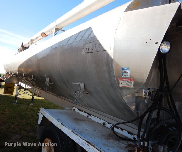 image for item GE9457 1999 Pacer feed delivery trailer