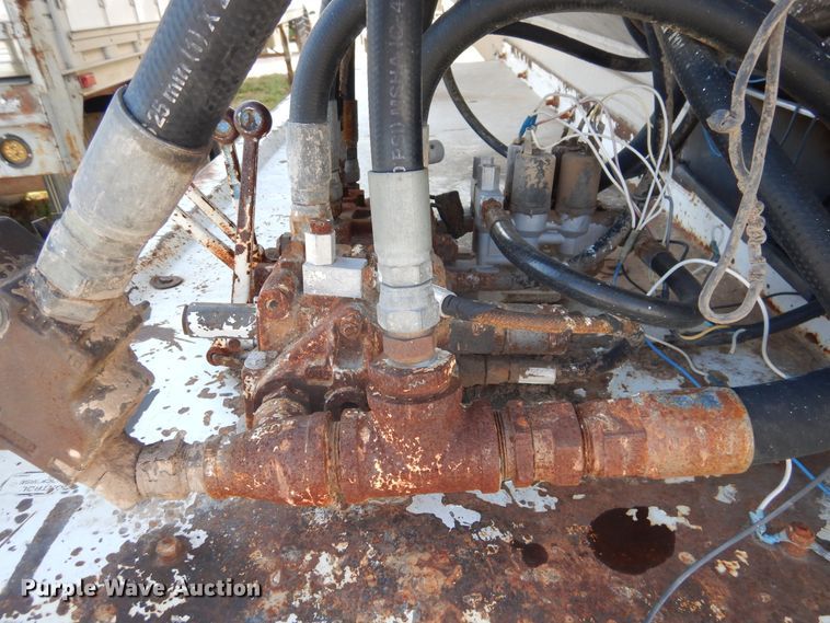 image for item GE9457 1999 Pacer feed delivery trailer