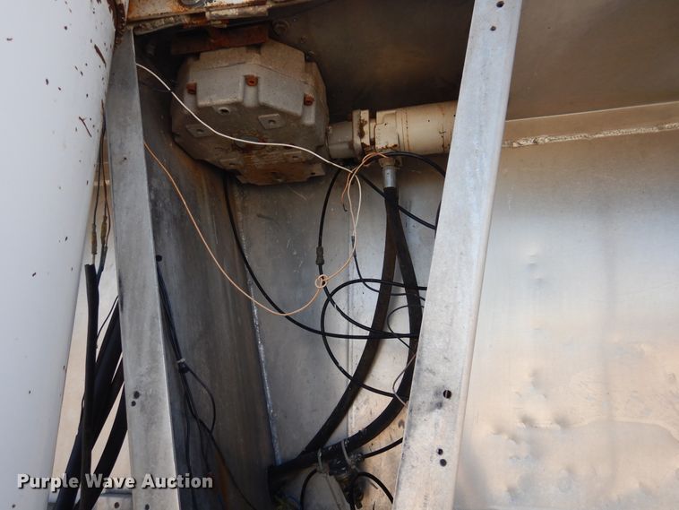 image for item GE9457 1999 Pacer feed delivery trailer