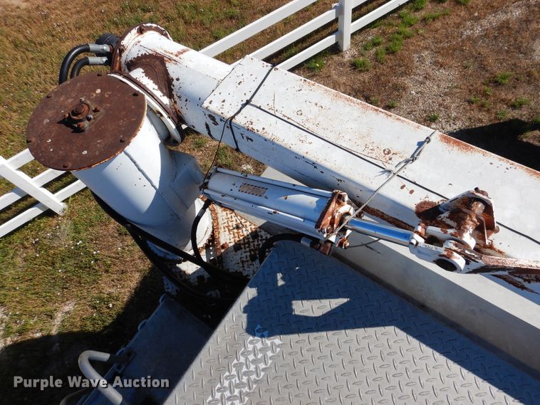 image for item GE9457 1999 Pacer feed delivery trailer