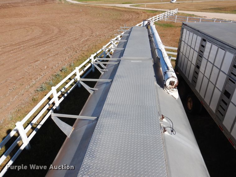 image for item GE9457 1999 Pacer feed delivery trailer