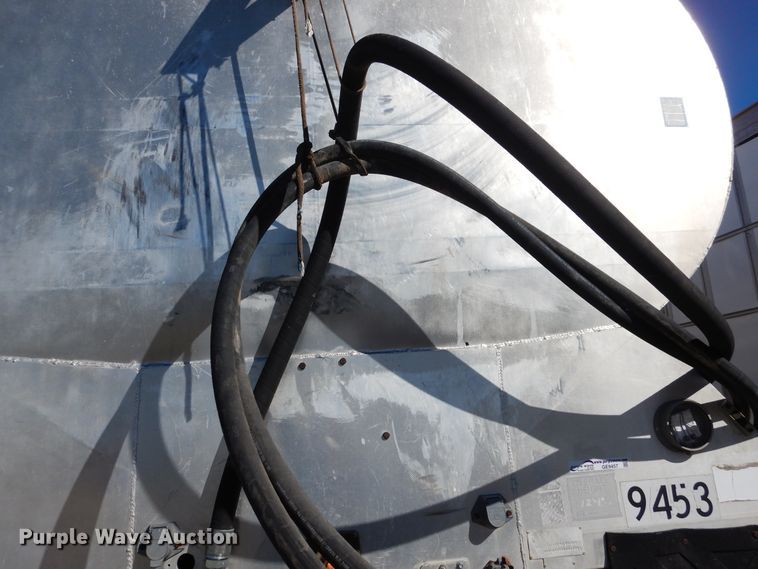 image for item GE9457 1999 Pacer feed delivery trailer