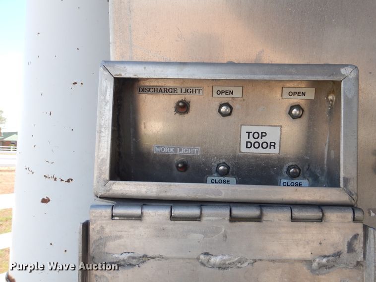 image for item GE9457 1999 Pacer feed delivery trailer