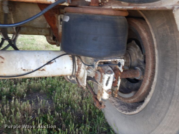 image for item GE9457 1999 Pacer feed delivery trailer