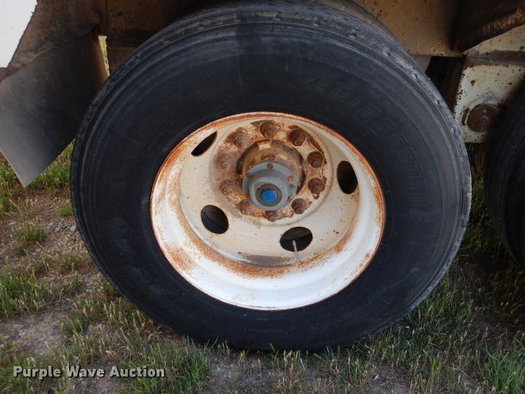 image for item GE9457 1999 Pacer feed delivery trailer