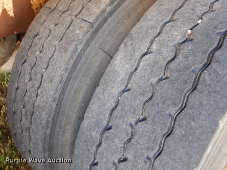 image for item GE9457 1999 Pacer feed delivery trailer