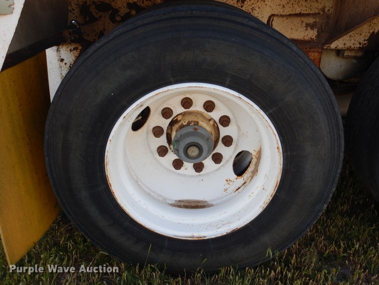 image for item GE9457 1999 Pacer feed delivery trailer