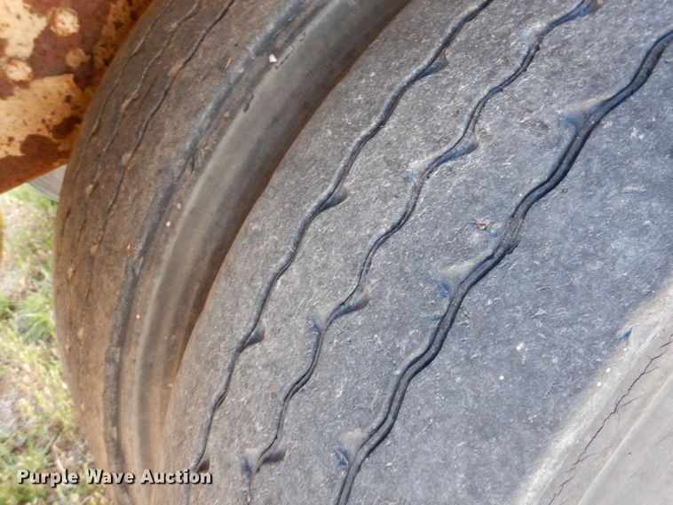 image for item GE9457 1999 Pacer feed delivery trailer