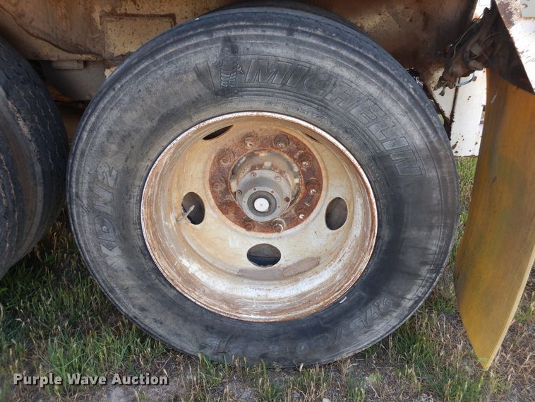 image for item GE9457 1999 Pacer feed delivery trailer