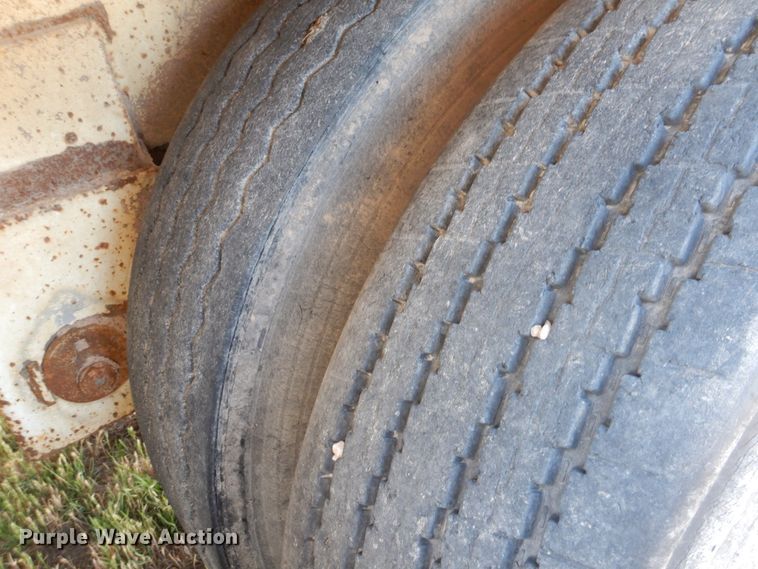 image for item GE9457 1999 Pacer feed delivery trailer