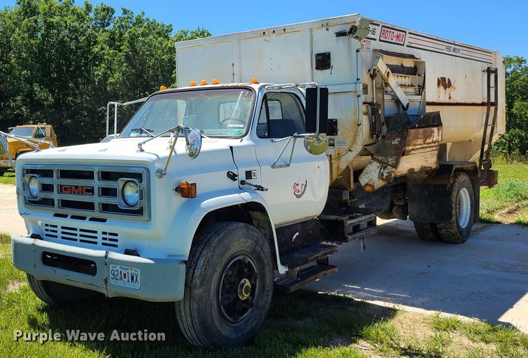 image for item GT9097 1988 GMC TopKick 7000  feed mixer truck