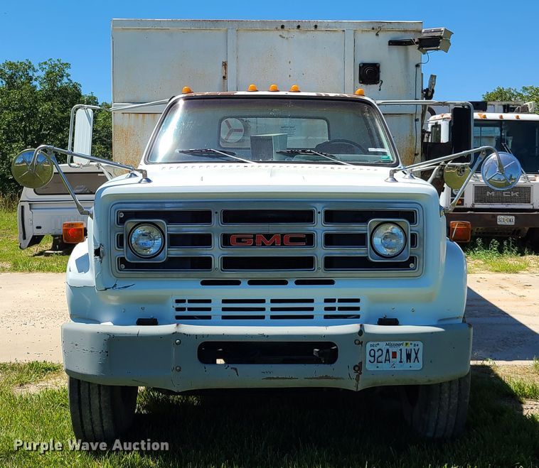 image for item GT9097 1988 GMC TopKick 7000  feed mixer truck