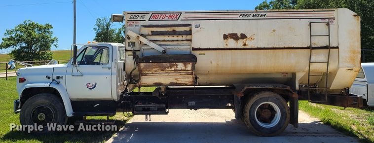 image for item GT9097 1988 GMC TopKick 7000  feed mixer truck
