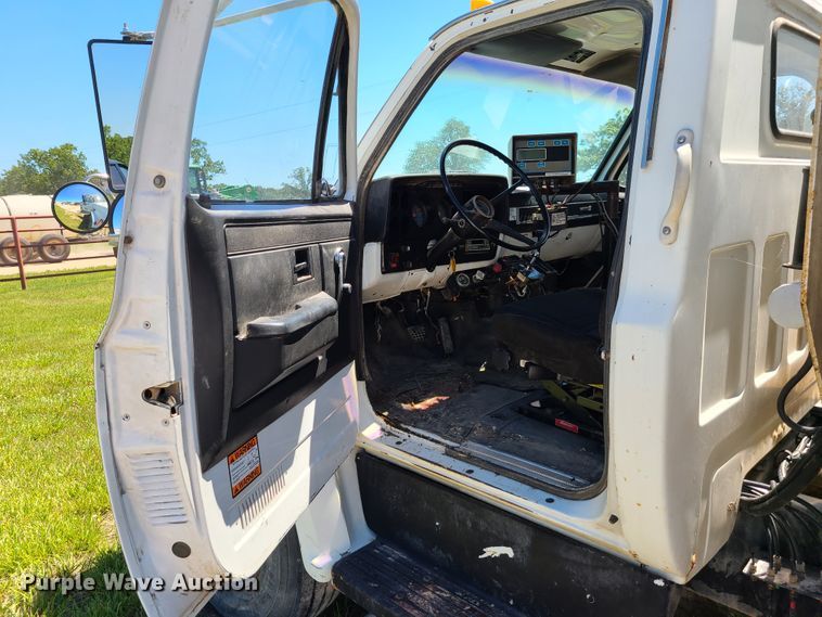 image for item GT9097 1988 GMC TopKick 7000  feed mixer truck