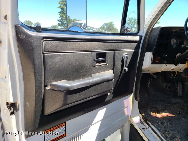 image for item GT9097 1988 GMC TopKick 7000  feed mixer truck