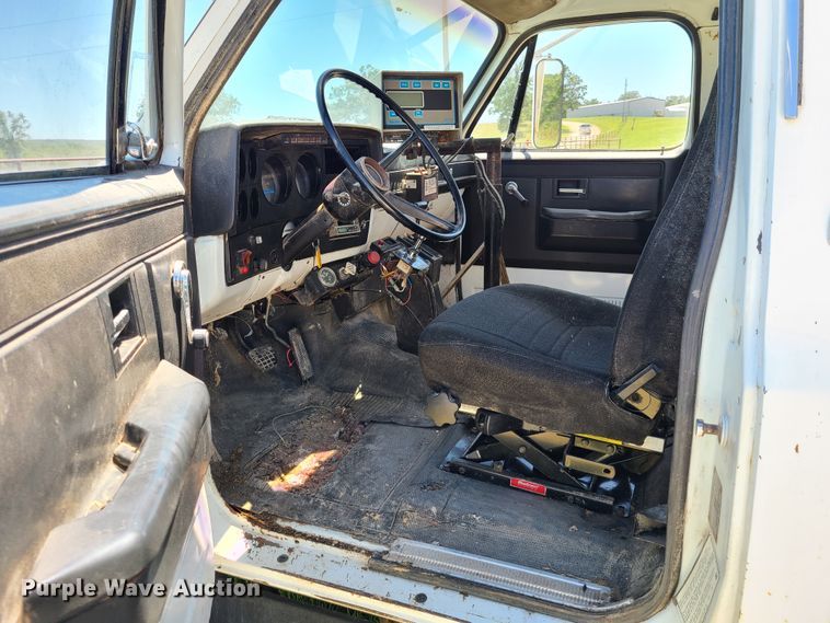 image for item GT9097 1988 GMC TopKick 7000  feed mixer truck