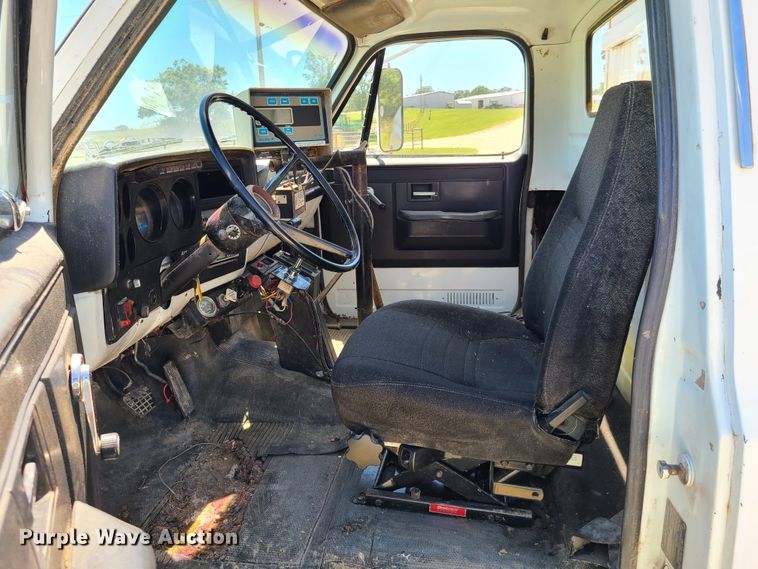 image for item GT9097 1988 GMC TopKick 7000  feed mixer truck