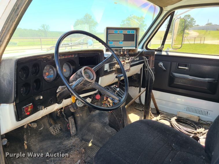 image for item GT9097 1988 GMC TopKick 7000  feed mixer truck