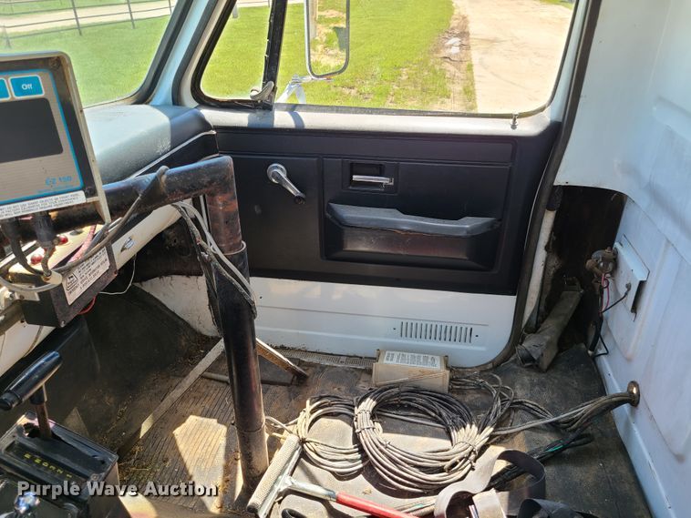 image for item GT9097 1988 GMC TopKick 7000  feed mixer truck