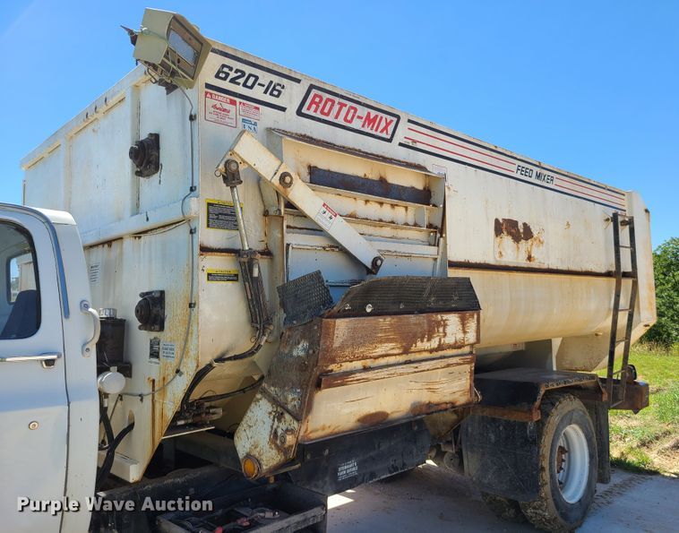 image for item GT9097 1988 GMC TopKick 7000  feed mixer truck