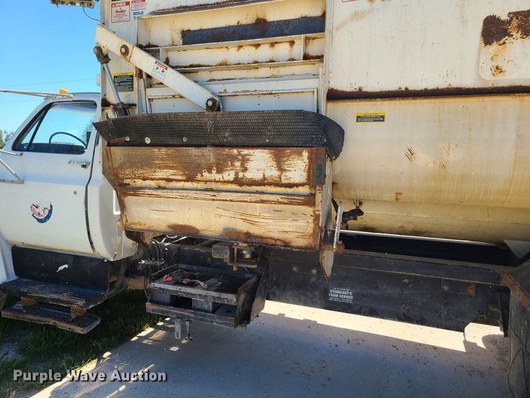 image for item GT9097 1988 GMC TopKick 7000  feed mixer truck