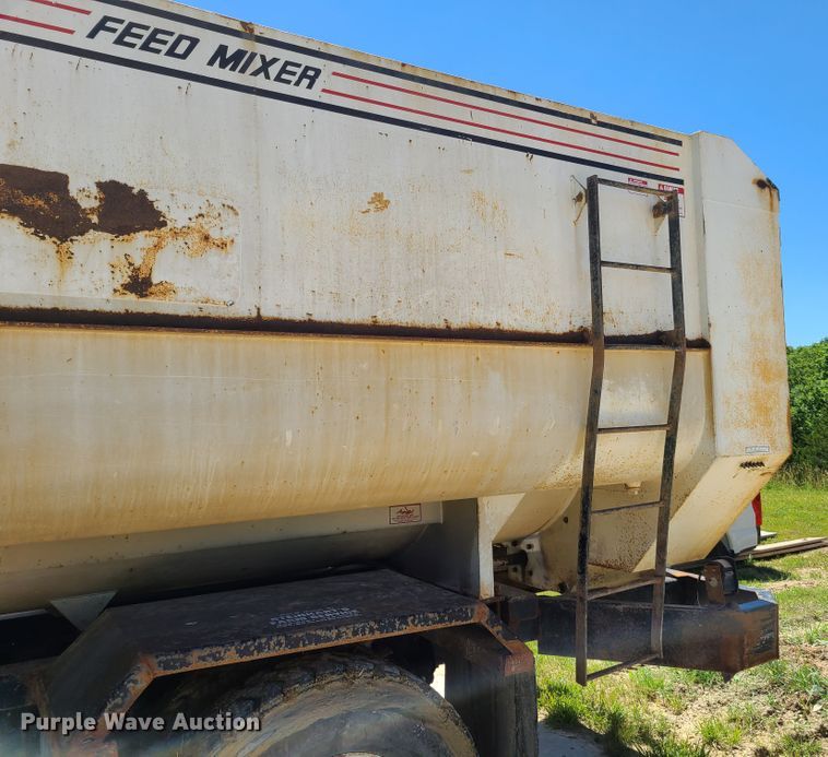 image for item GT9097 1988 GMC TopKick 7000  feed mixer truck