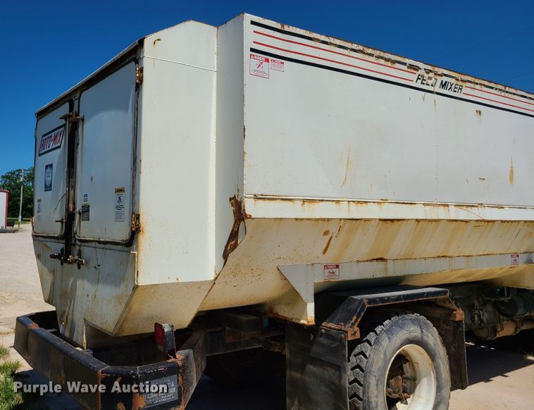 image for item GT9097 1988 GMC TopKick 7000  feed mixer truck