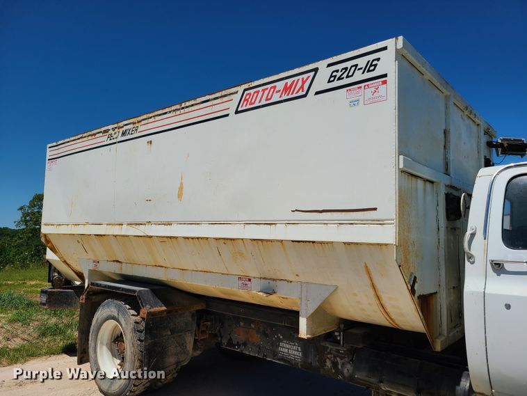 image for item GT9097 1988 GMC TopKick 7000  feed mixer truck