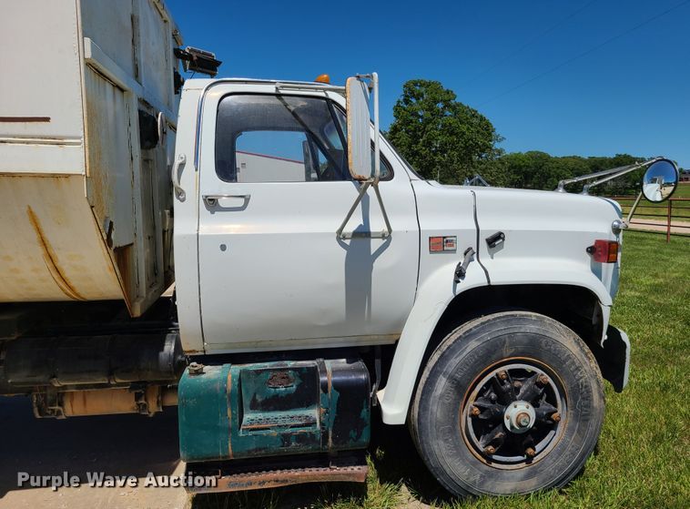 image for item GT9097 1988 GMC TopKick 7000  feed mixer truck