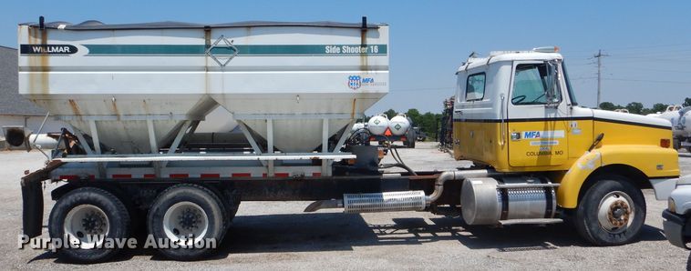 image for item HM9552 1994 White GMC WG  fertilizer delivery truck