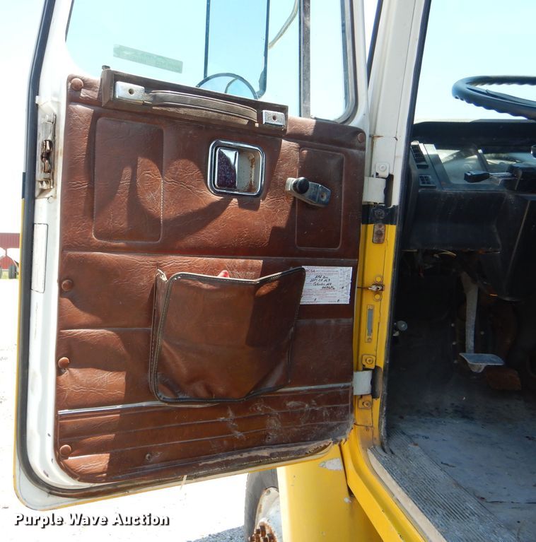 image for item HM9552 1994 White GMC WG  fertilizer delivery truck