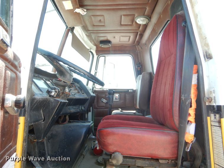 image for item HM9552 1994 White GMC WG  fertilizer delivery truck