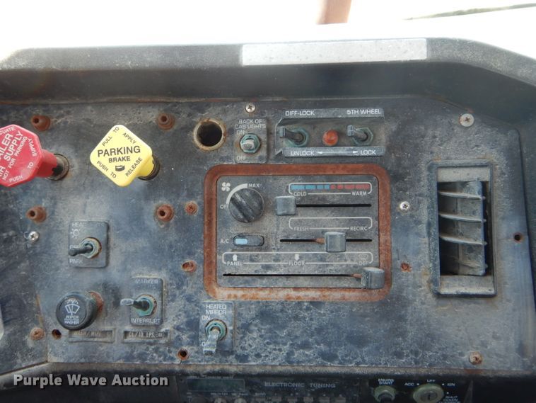 image for item HM9552 1994 White GMC WG  fertilizer delivery truck