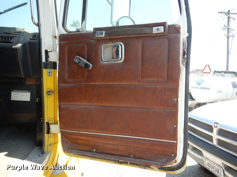 image for item HM9552 1994 White GMC WG  fertilizer delivery truck