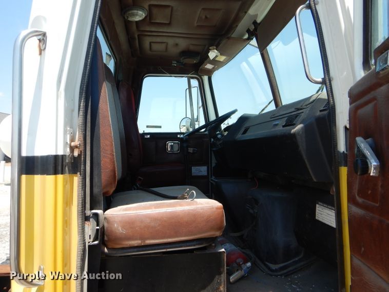 image for item HM9552 1994 White GMC WG  fertilizer delivery truck