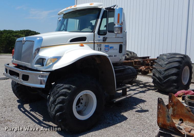 image for item HM9554 2007 International 7400  applicator truck chassis