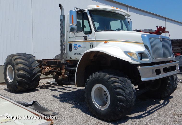 image for item HM9554 2007 International 7400  applicator truck chassis