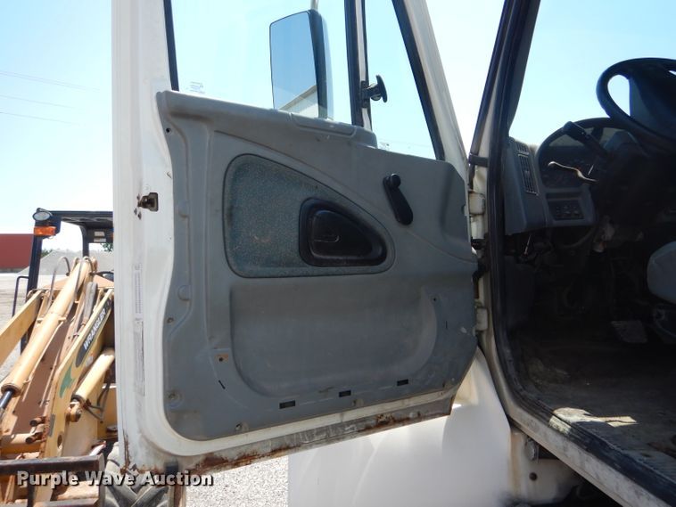 image for item HM9554 2007 International 7400  applicator truck chassis