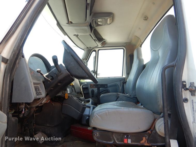 image for item HM9554 2007 International 7400  applicator truck chassis