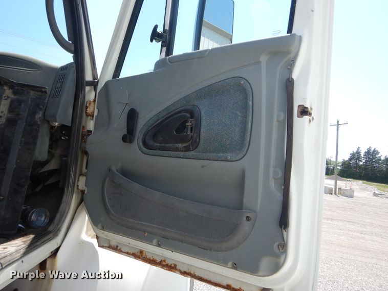 image for item HM9554 2007 International 7400  applicator truck chassis