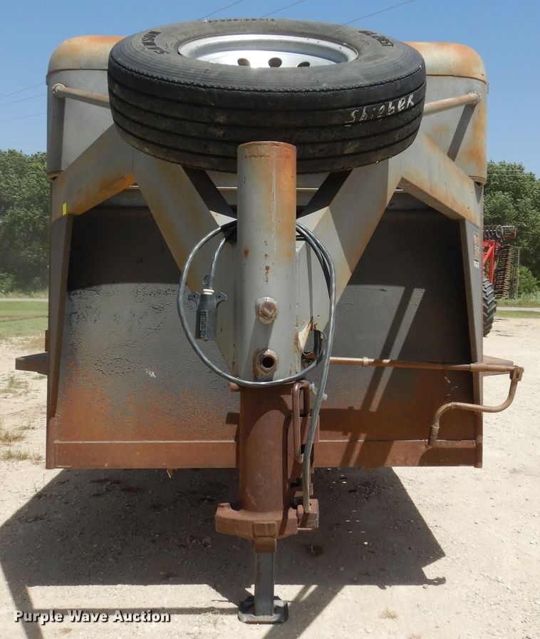 image for item HS9641 1993 WW livestock trailer