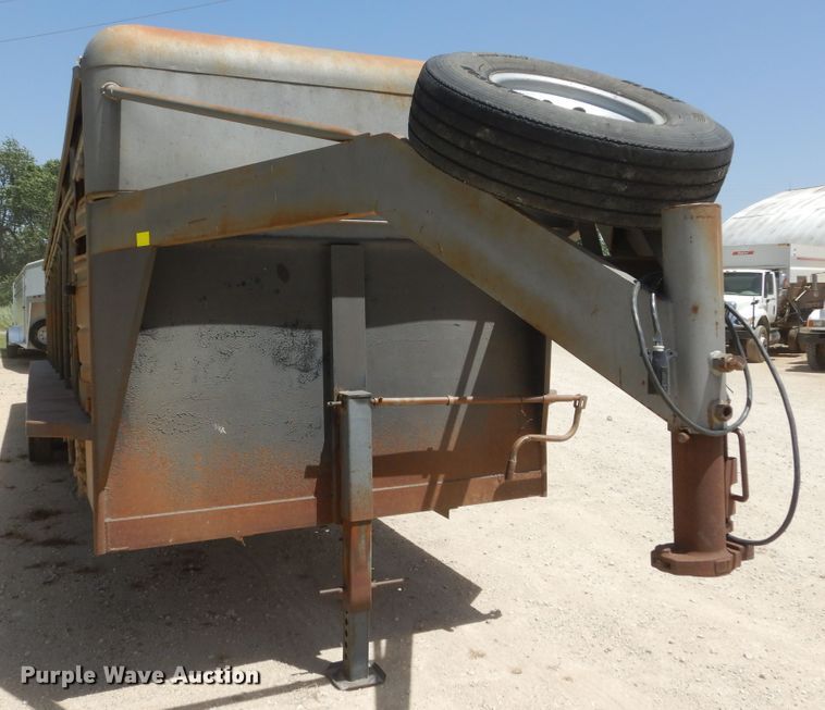 image for item HS9641 1993 WW livestock trailer