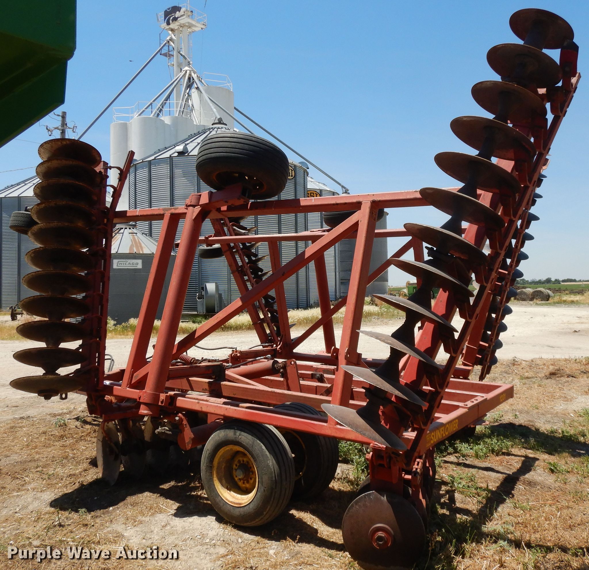 Sunflower 1231 double off-set disk in Peabody, KS | Item DG7814 sold